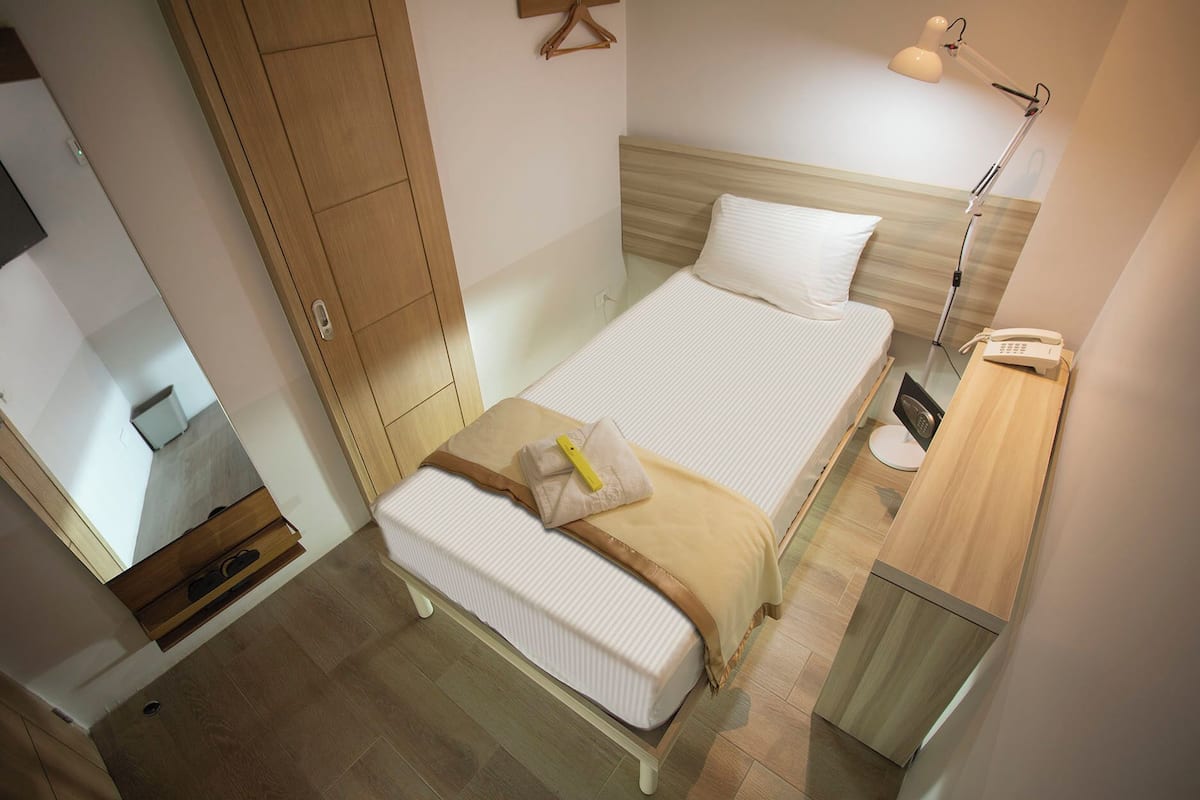Habitación individual estándar, 1 cama individual | Ropa de cama de alta calidad, muebles diferentes y escritorio