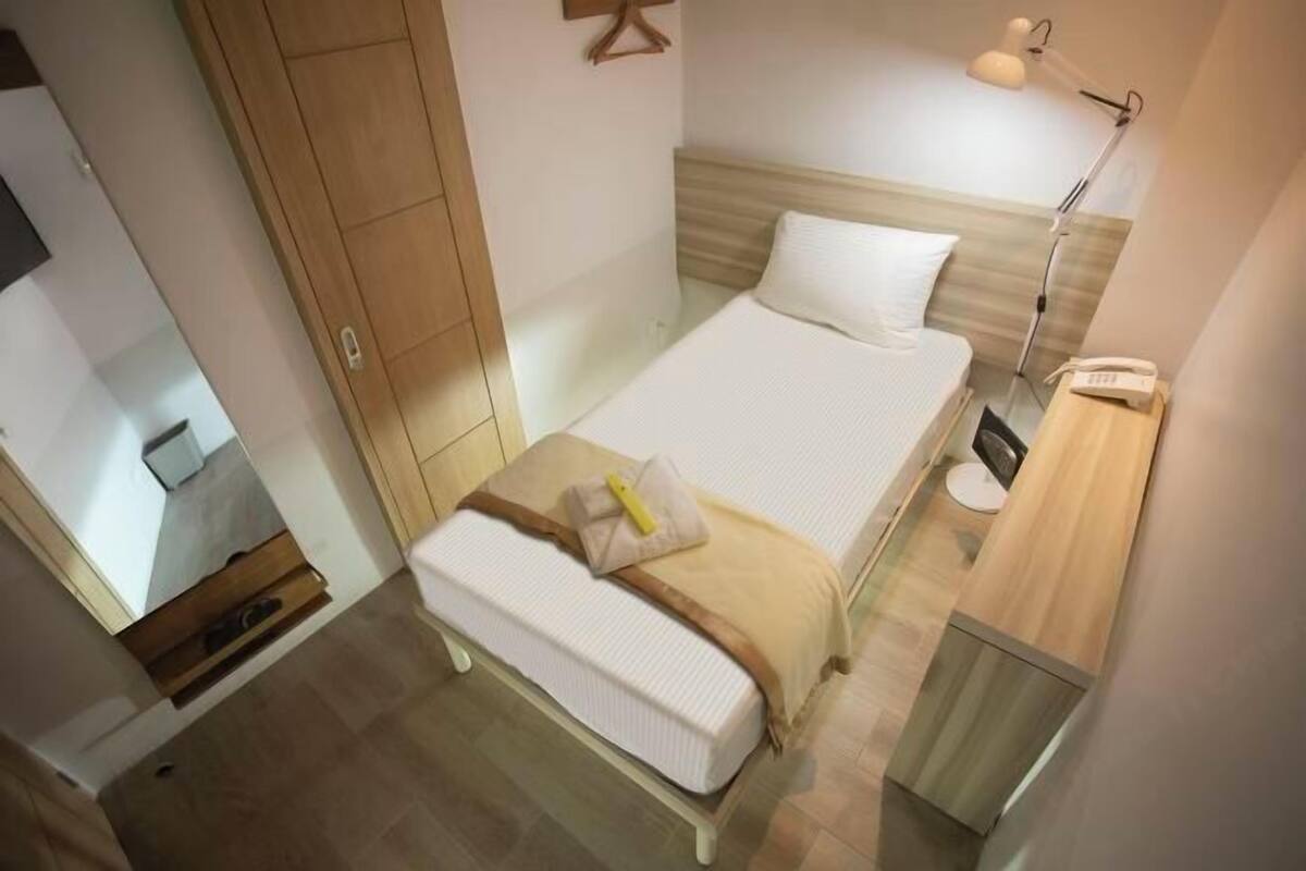 1 bedroom, premium bedding, individually furnished, desk