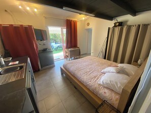 1 dormitorio, tabla de planchar con plancha, wifi y ropa de cama