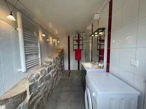 Chuveiro, secador de cabelo, toalhas de banho, papel higiênico