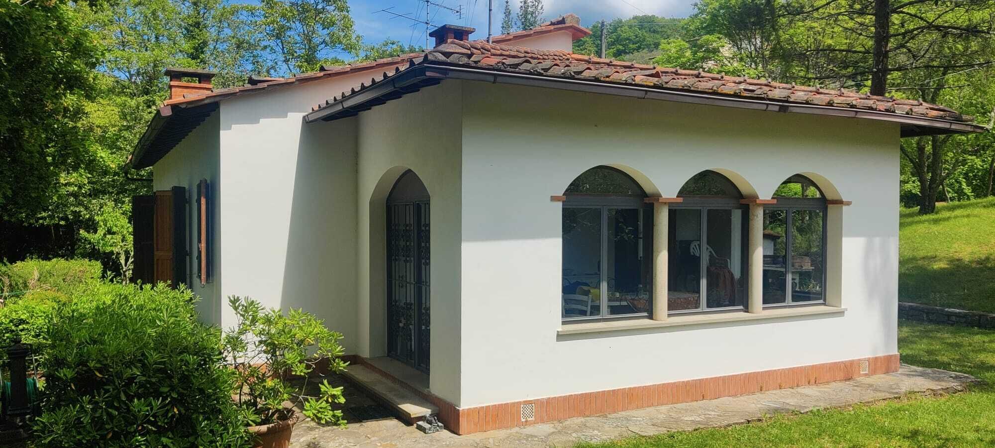 Un petit bâtiment d’un seul étage, doté d’un toit en tuiles, de fenêtres en arc de cercle et d’une façade blanche.
