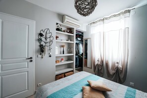 2 habitaciones, tabla de planchar con plancha y cuna de viaje