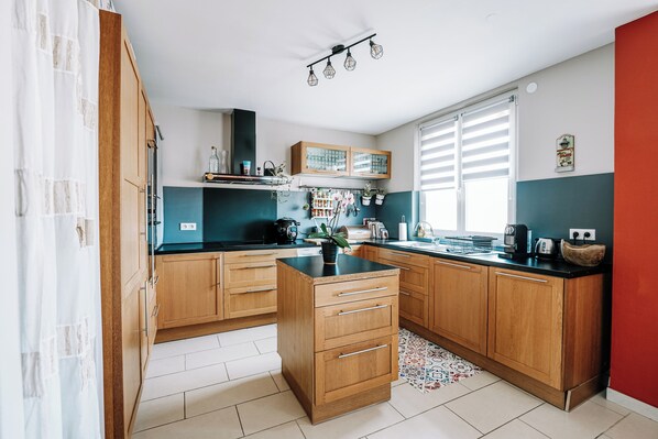 Kjøleskap, mikrobølgeovn, ovn og kokeplater