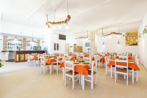 Café da manhã com pratos da culinária local grátis todos os dias