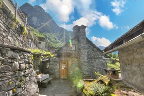 Nhà gỗ dành cho gia đình, nhiều phòng ngủ, cạnh núi (Rustico Val Bavona house) | Ngoại thất