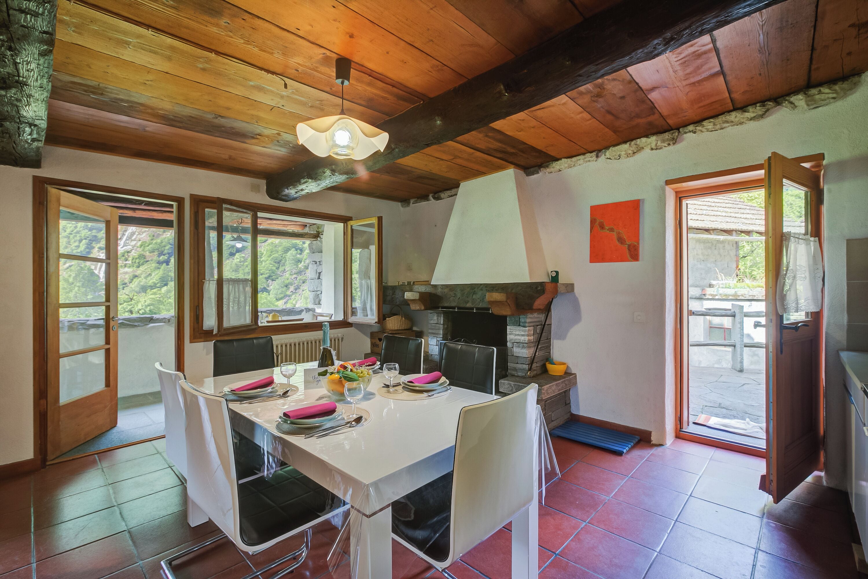 Nhà gỗ dành cho gia đình, nhiều phòng ngủ, cạnh núi (Rustico Val Bavona house) | Khu ăn uống
