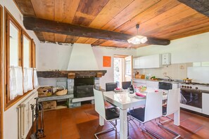 Familienchalet, Mehrere Schlafzimmer, Bergseite (Rustico Val Bavona house) | Eigene Kochnische | Kühlschrank, Herdplatte, Kochgeschirr/Geschirr/Besteck