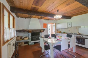 Nhà gỗ dành cho gia đình, nhiều phòng ngủ, cạnh núi (Rustico Val Bavona house) | Bếp riêng | Tủ lạnh, bếp nấu, dụng cụ nấu nướng/b át dĩa/dao nĩa 