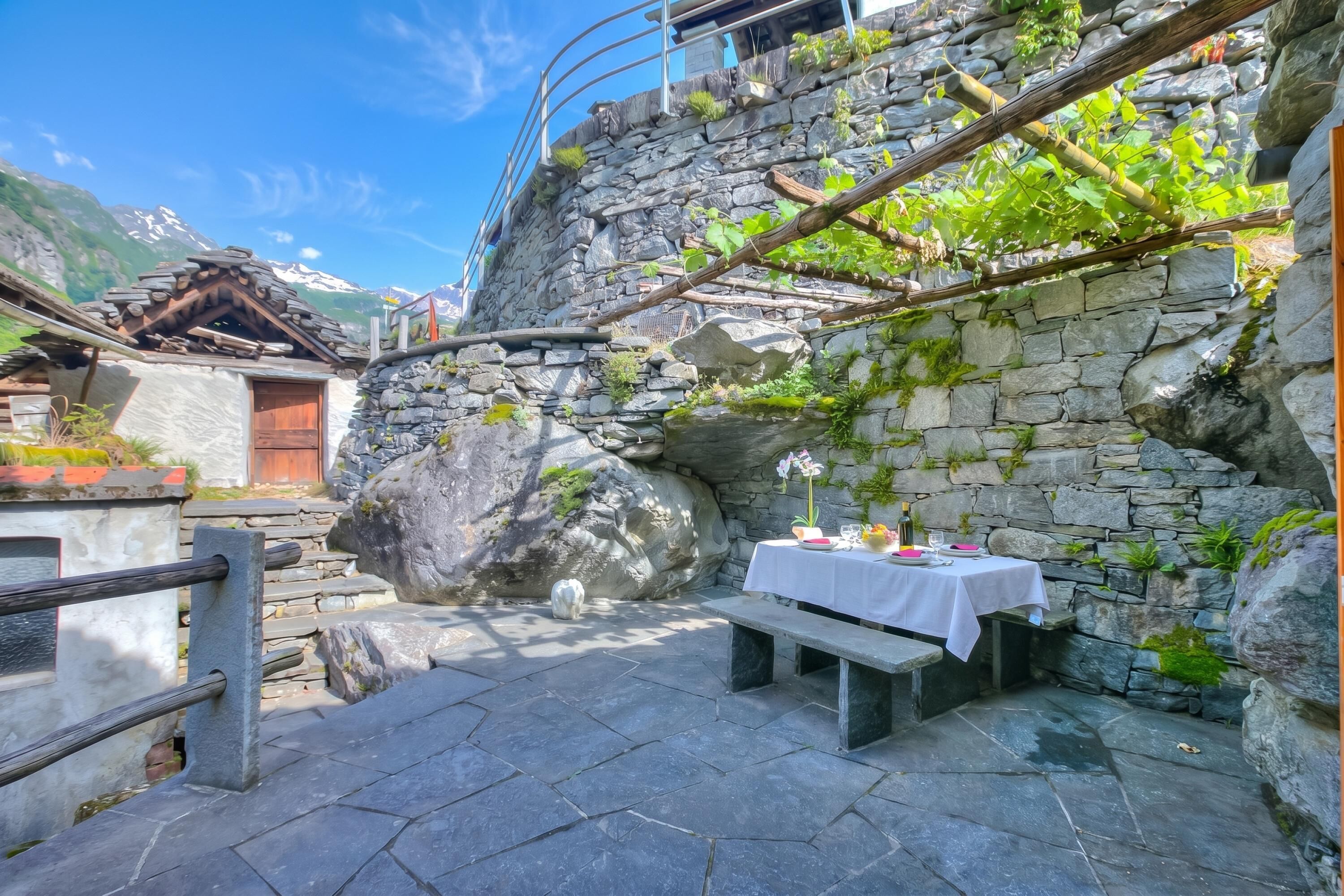 Chalet familiare, 2 camere da letto, balcone, lato montagna (Rustico Val Bavona with Terraces for) | Esterni