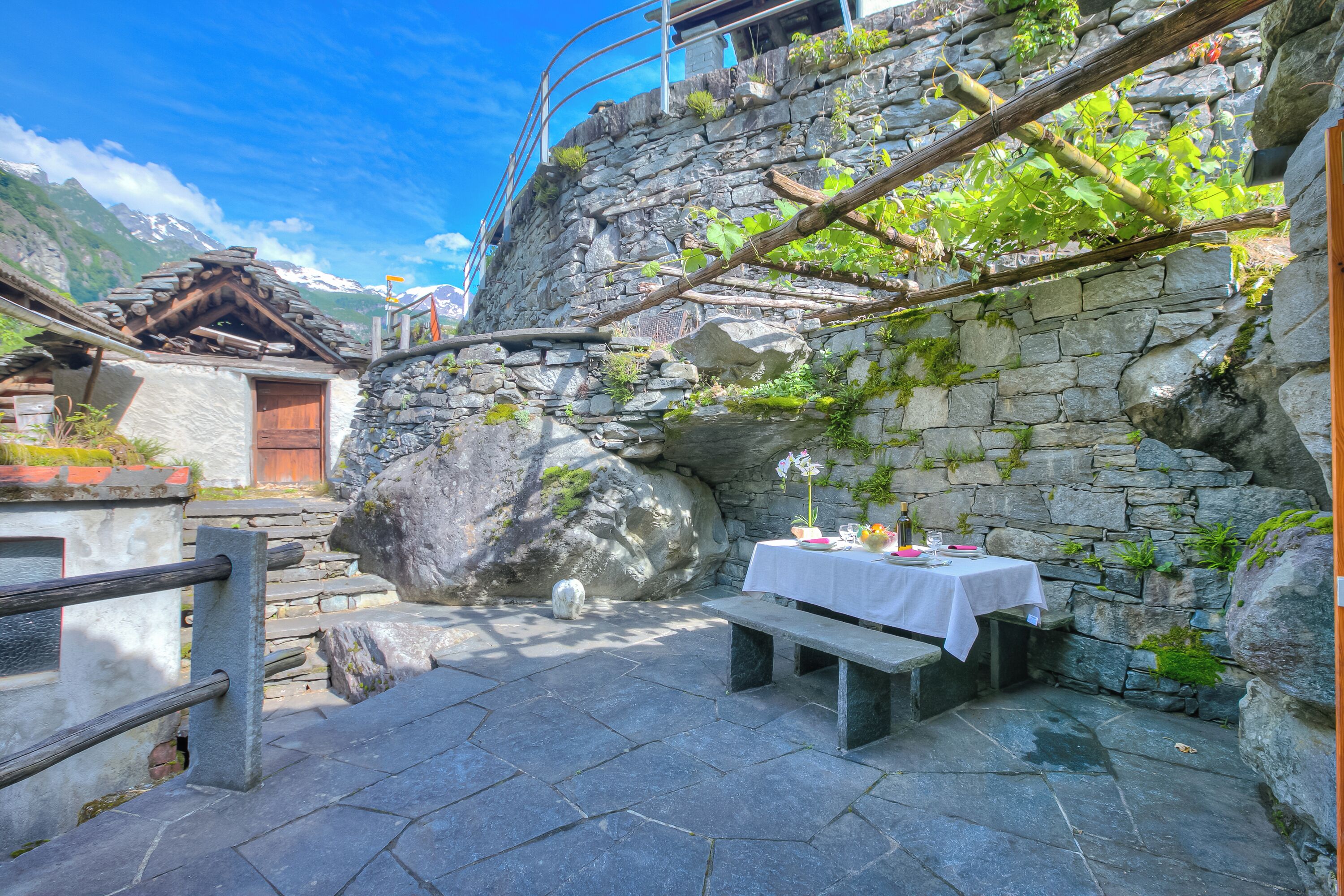 Familienchalet, Mehrere Schlafzimmer, Bergseite (Rustico Val Bavona house) | Speisen im Freien