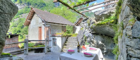 Chalet Familial, plusieurs chambres, cÎté montagne (Rustico Val Bavona house) | Restauration extérieure