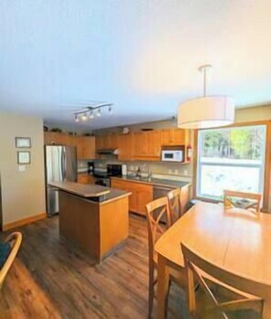 Fridge, microwave, oven, stovetop - Hummingbird Suite Walk to Base of Ski Hill (Kimberley)