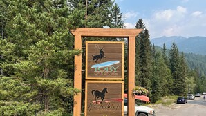 En träskylt med logotyper för ”TOBY CREEK Lodge” och ”Horsethief Townhomes”.