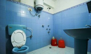 Chuveiro, chuveiro com efeito de chuva, sabonete, shampoo