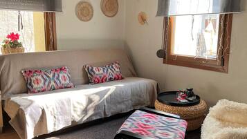 Room, 1 Bedroom, Garden View | Living room | Books