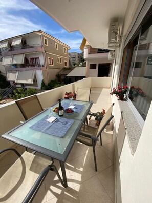 Apartamento, 2 habitaciones, fumadores | Restaurante al aire libre