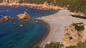 A coastal landscape with rocky formations, clear blue waters, and a sandy beach. - Seaview Cottage Walk to Beach Sunset Terrace (Trinità d'Agultu e Vignola)