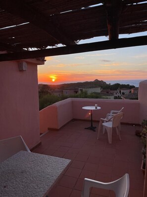 Outdoor dining - Seaview Cottage Walk to Beach Sunset Terrace (Trinità d'Agultu e Vignola)
