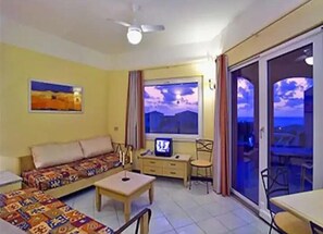 Apartment, 1 Bedroom, Smoking, Patio | Living room