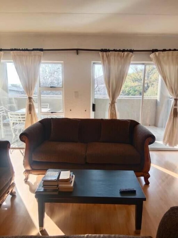 Chambre, 1 chambre, fumeur, piscine privée | Salle de séjour