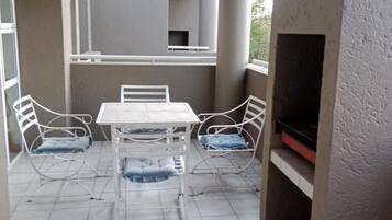 Room, 1 Bedroom, Smoking, Private Pool | Living area