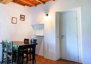 Apartment, 2 Bedrooms | Dining