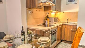 Appartement Standard | Cuisine privée | Grand réfrigérateur, micro-ondes, four, plaque de cuisson