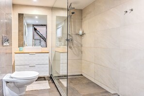 Appartement Deluxe | Salle de bain | Séchoir à cheveux, serviettes fournies, savon, papier de toilette