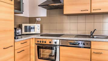 Appartement Supérieur, balcon | Cuisine privée | Grand réfrigérateur, micro-ondes, four, plaque de cuisson