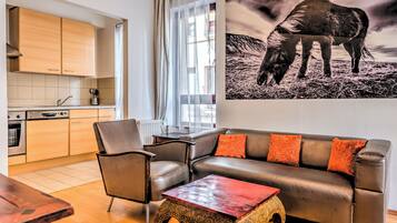 Appartement Supérieur, balcon | Cuisine privée | Grand réfrigérateur, micro-ondes, four, plaque de cuisson