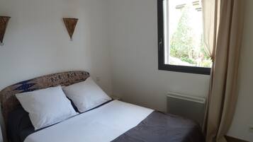 2 chambres, fer et planche Ă repasser