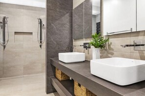 Douche, sèche-cheveux, serviettes fournies