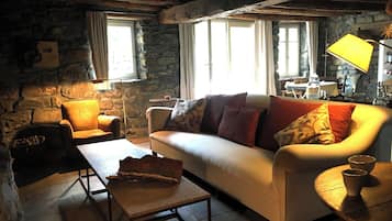 Een open haard en boeken