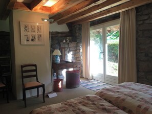 4 chambres, lit de bébé portatif, literie fournie