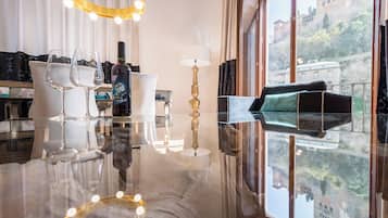 Apartamento superior, 1 quarto, vista para a cidade | Área de estar | TV de tela plana