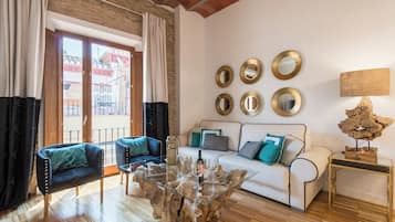 Căn hộ, 2 phòng ngủ | Khu phòng khách | TV màn hình phẳng