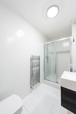 Chuveiro, secador de cabelo, toalhas de banho, sabonete