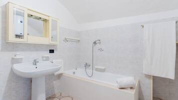 Asciugacapelli, bidet, asciugamani, sapone