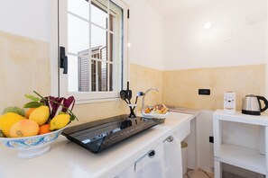 Fridge, stovetop, coffee/tea maker, electric kettle - Loft Apt - Corte dei Mesci - By Just Houses SRL (Specchia)