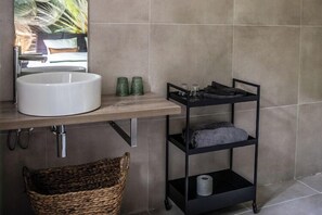 Comfort Double Room, Private Bathroom, Garden View | Bathroom | Shower, rainfall showerhead, free toiletries, hair dryer - The Lodge (Best)