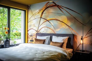 Chambre Double Confort, salle de bains privée, vue cour intérieure | Literie hypoallergénique, décoration personnalisée, rideaux occultants