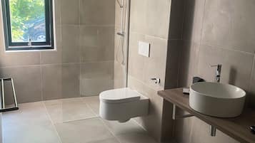 Kamar Double Comfort, kamar mandi pribadi, pemandangan halaman | Kamar mandi | Shower, pancuran hujan, perlengkapan mandi gratis, dan pengering rambut