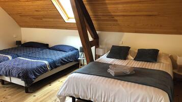 4 quartos, ferros/tåbuas de passar roupa, berço de viagem