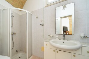Een douche, een haardroger, een bidet, handdoeken
