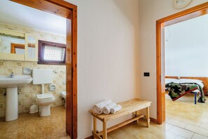 Douche, sèche-cheveux, bidet, serviettes fournies