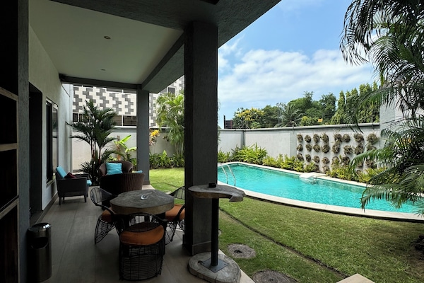 Una piscina al aire libre