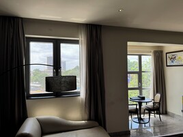 Executive szoba | Nappalirész | Síkképernyős tévé