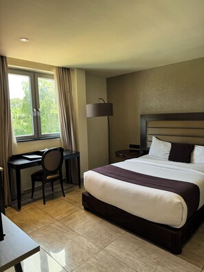 Habitación individual estándar | Caja fuerte, mobiliario individual, escritorio