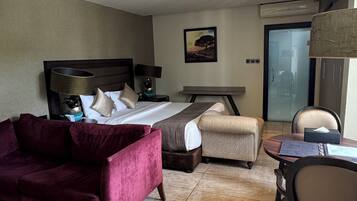 Deluxe Single Room | In-room safe, desk, laptop workspace, blackout drapes