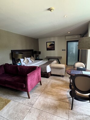 Chambre Simple Deluxe | Coffres-forts dans les chambres, ameublement personnalisé, bureau